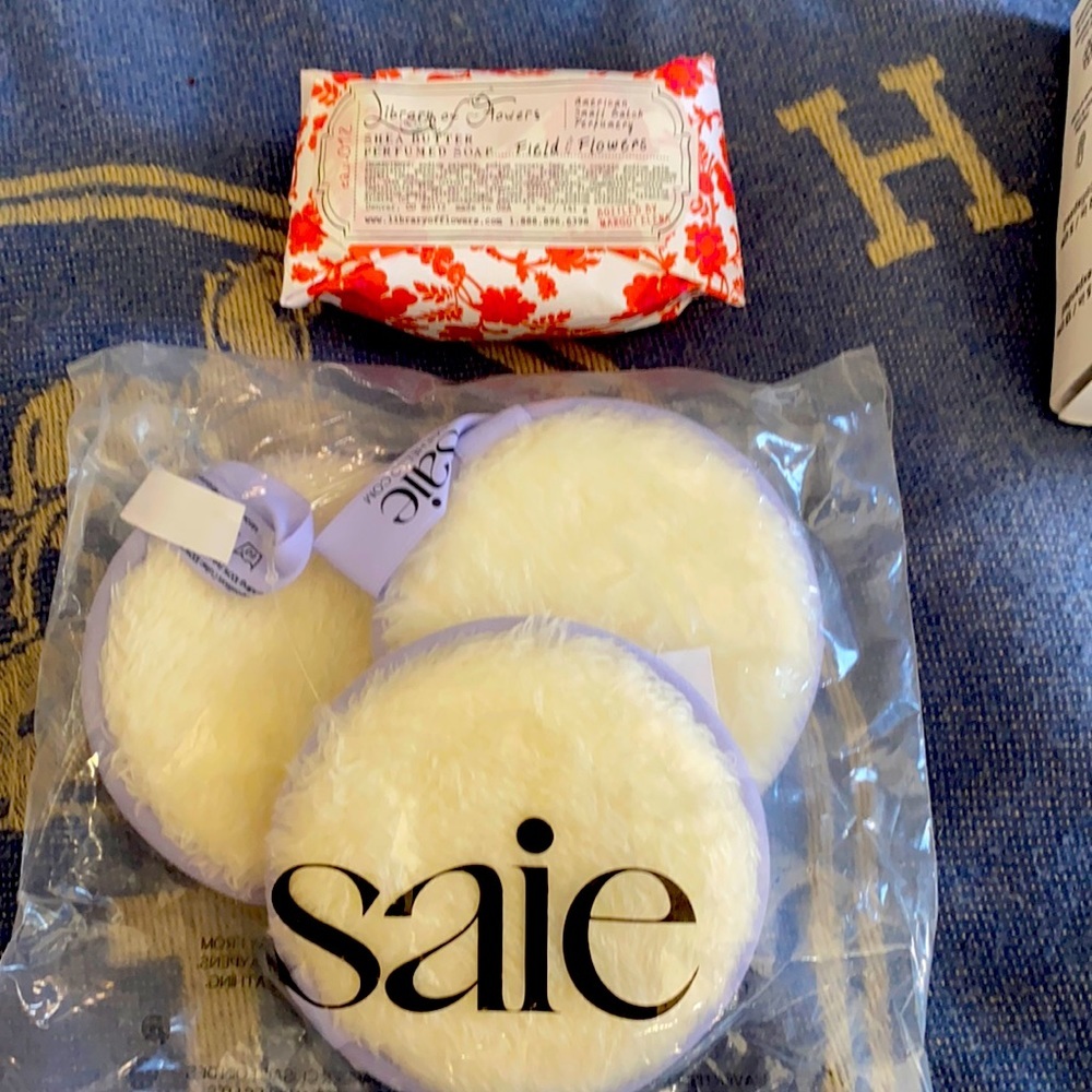 - Reusable Beauty Rounds x 3 and Soap
